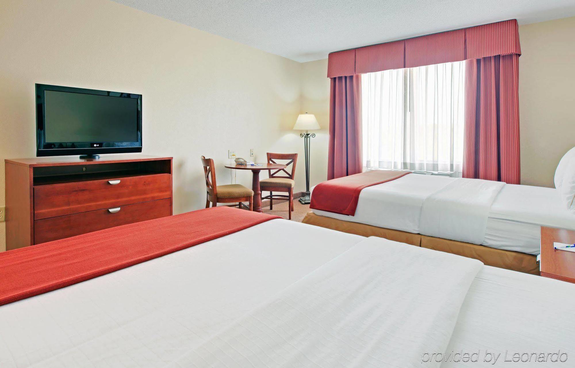 Holiday Inn Express Hotel & Suites Canton By Ihg Zimmer foto